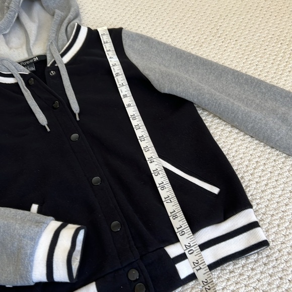 Like new! Cozy Forever 21 bomber jacket style jersey hoodie, size Small - Picture 7 of 8
